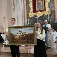 Ласкавий погляд Марії при вході у Бердичівський Санктуарій 10