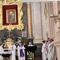 Ласкавий погляд Марії при вході у Бердичівський Санктуарій 11